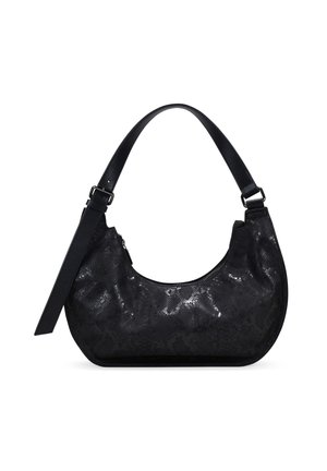 Bolso hobo negro con un acabado texturizado de imitación de serpiente. Presenta una forma curvada, una correa desmontable y un cierre superior con cremallera. Acabados en cuero suave.