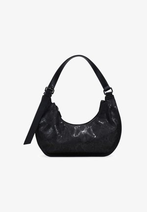 Bolso hobo negro con un acabado texturizado de imitación de serpiente. Presenta una forma curvada, una correa desmontable y un cierre superior con cremallera. Acabados en cuero suave.