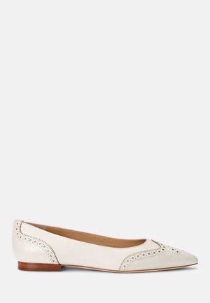 Ballerines en cuir crème avec bout pointu, perforations décoratives style richelieu et petit talon empilé. Texture lisse et léger éclat.