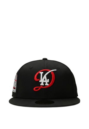 Schwarze Flat-Brim-Kappe mit weißen „LA“-Buchstaben, die mit einem roten „D“ auf der Vorderseite verflochten sind, und einem detaillierten Aufnäher an der Seite.