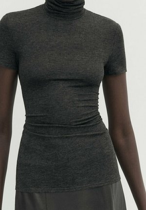 Donkergrijze coltrui gemaakt van zachte, gestructureerde stof; aansluitend ontwerp met korte mouwen en geplooide details aan de taille.