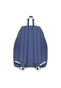Sininen kankainen reppu, jossa on pehmustettu selkä, valkoiset hihnat, kaksi sivutaskua ja ylhäällä kantokahva. Minimalistinen muotoilu, jossa on siisti ja sileä pinta.