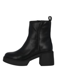 Botas de cuero negro hasta el tobillo con puntera redondeada, textura suave y tacón de bloque grueso. Presentan un cierre de cremallera lateral y una lengüeta en la parte posterior.