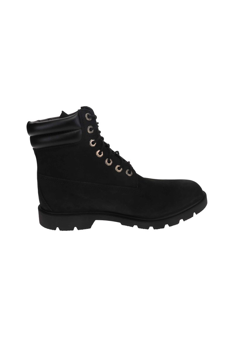 Schwarze Wildleder-Stiefelette mit runder Zehenpartie, metallischen Ösen und gepolstertem Kragen. Dicke Gummisohle mit strukturiertem Griff und glatter Oberfläche.