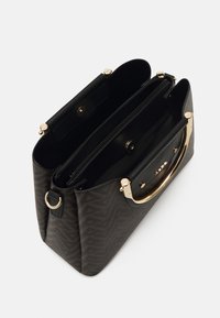 Sac noir à motifs avec des compartiments intérieurs, accents en métal doré et un design structuré. Dispose d'une poignée supérieure et de fermetures magnétiques.