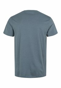 Triko s krátkým rukávem vyrobené z bavlny, s kulatým výstřihem, v tlumené modré barvě, s hladkou texturou a jednoduchým designem.