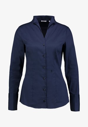 Donkerblauwe, langärmige shirt met een kraagachtige halslijn, vijf knopen en een subtiele bloemenlogo-detail nabij de zoom. Gladde stof textuur.