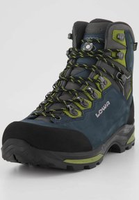 Scarponcino da trekking con una tomaia blu scuro, dettagli verdi e una punta in gomma nera. Dotato di lacci resistenti e occhielli in metallo per una chiusura sicura.