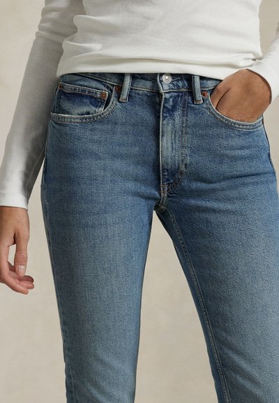 Polo Ralph Lauren MID RISE SUPER SLIM JEAN - Testhezálló fazon - antares wash