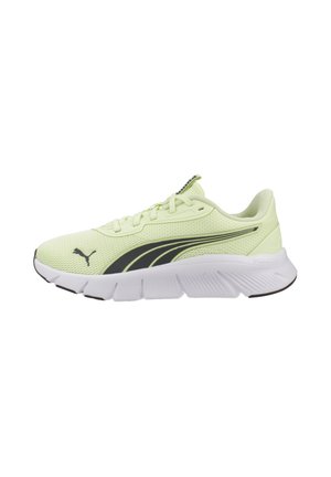Zapatilla de correr Puma verde claro con logo negro y suela acolchada blanca, parte superior de malla transpirable y diseño con cordones, vista lateral.