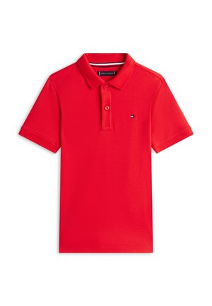 Rød poloskjorte med korte ermer, to-knappers knepping og liten brodert Tommy Hilfiger-logo på brystet.