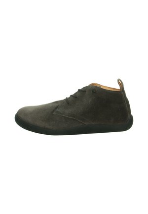 Dunkelgraue Wildleder-Ankle Boots mit runder Spitze, schwarzer Gummisohle, einfachem Schnürdesign und einer kleinen Zuglasche hinten.