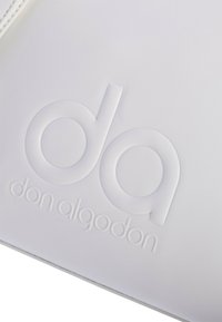 Bolso de cuero sintético blanco con el logo "da" en relieve y el texto "don algodon", con textura suave y diseño limpio.