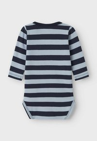 Långärmad babybodysuit i ljusblå och marinrandig, med rundad halsringning och tryckknappar i botten för enkel påklädning.