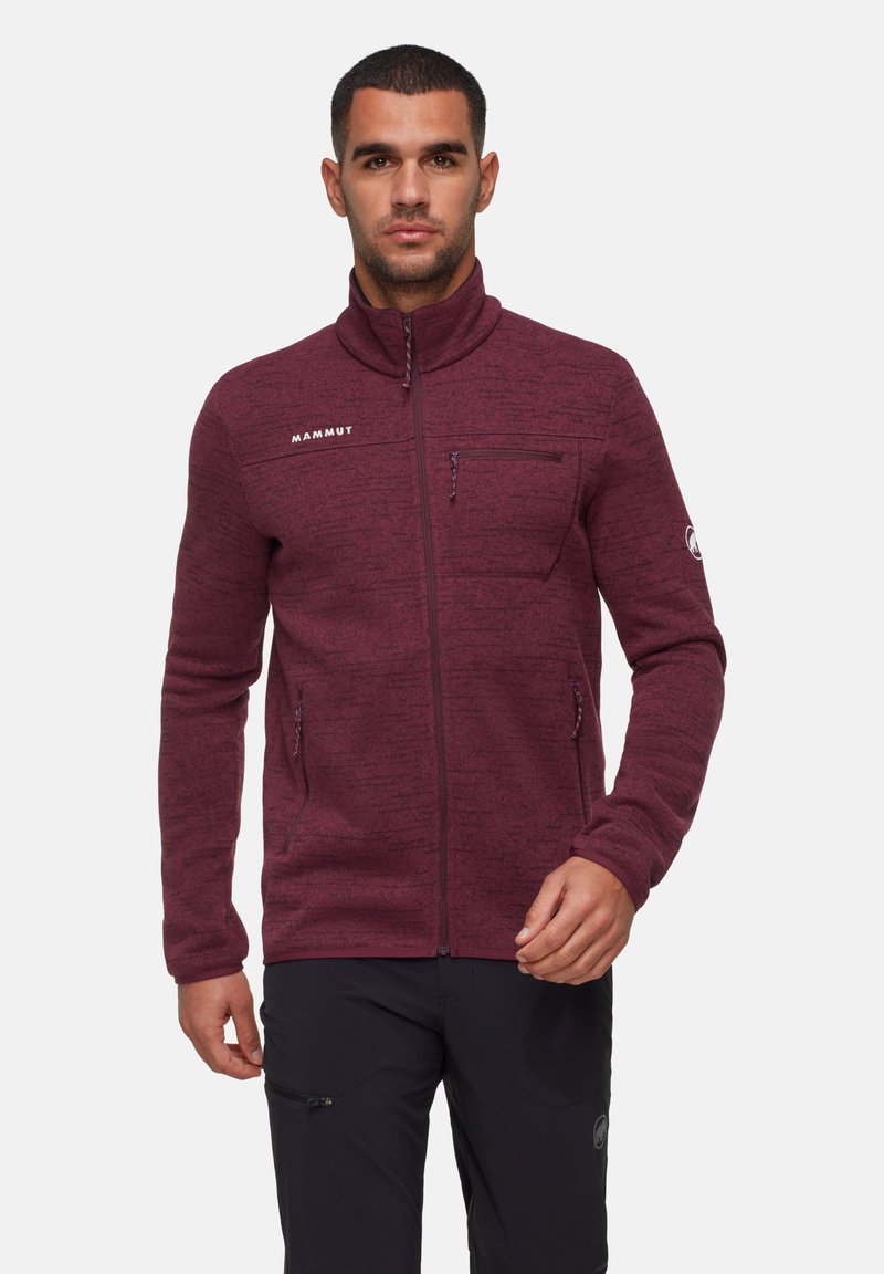 Giacca in fleece bordeaux con zip, colletto alto, 2 tasche laterali e una tasca sul petto. Logo sul petto, tessuto texture.