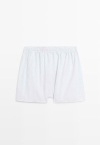 Boxer da uomo in cotone azzurro chiaro con una texture morbida, dotati di una cintura elastica e un design a vestibilità ampia. Nessun motivo visibile.