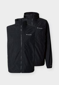 Δύο μαύρα τζάκετ Columbia, ένα με κουκούλα και ένα αμάνικο, και τα δύο με εμπρόσθιο φερμουάρ και λογότυπα στο στήθος σε απλό φόντο.