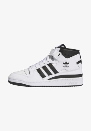 Høj-top sneakers i hvid læder med sorte detaljer, som har tre sorte striber, snørelukning og en velcrorem for ekstra støtte.