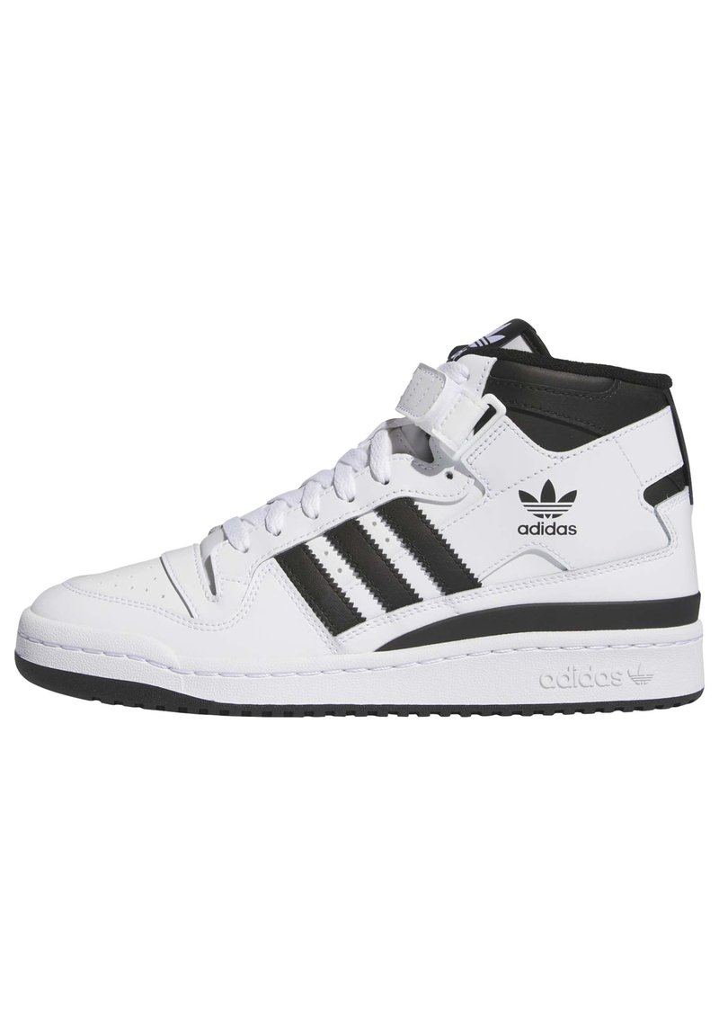 Høj-top sneakers i hvid læder med sorte detaljer, som har tre sorte striber, snørelukning og en velcrorem for ekstra støtte.