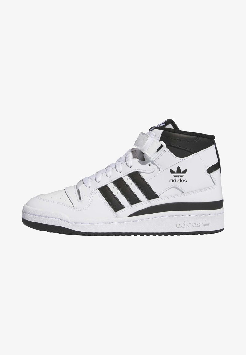 Hög sneaker i vit läder med svarta accenter, med tre svarta ränder, snörning fram och ett kardborreband för extra stöd.