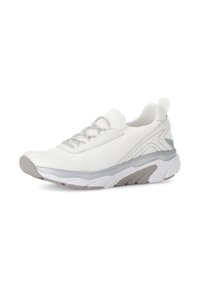 Witte sneaker met een gestructureerde bovenzijde, elastische veters en een gevoerde zool. Heeft een grijze accenten op de tussenzool en een gestroomlijnd ontwerp.