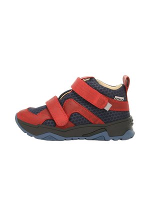 Rote und marineblaue Kinderschuhe mit zwei verstellbaren Klettverschlüssen, strukturiertem Obermaterial und einer schwarzen Gummisohle. Verfügt über einen gepolsterten Knöchelkragen.