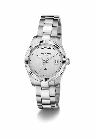 Silvrig metall armbandsur med dag- och datumdisplay, texturerad bezel, märkt "rag & bone New York," och länkarmband.