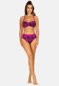 Dwuczęściowy kostium kąpielowy z purpurowym i czarnym abstrakcyjnym wzorem, składający się z stanika typu bandeau, regulowanych ramiączek oraz wysokiego dołu.
