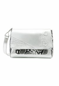 Srebrna metaliczna torebka z akcentami w wzór węża, klapą na zakładkę i tłoczonym logo. Zawiera odpinany pasek i fakturowaną powierzchnię.