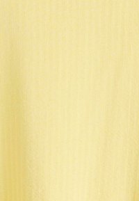 Tissu jaune côtelé avec une surface texturée, présentant des lignes verticales et une apparence douce. Aucun motif ni détail supplémentaire visible.