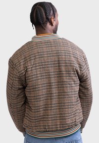 Redefined Rebel KAYDEN JACKET BOXY FIT - Geacă bomber - brown