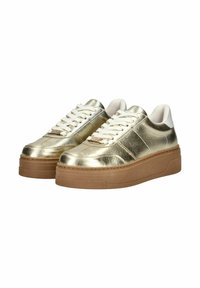 Sneaker metallici dorati con una texture liscia, lacci bianchi e una suola piattaforma marrone. Strisce laterali aggiungono dettagli al design.
