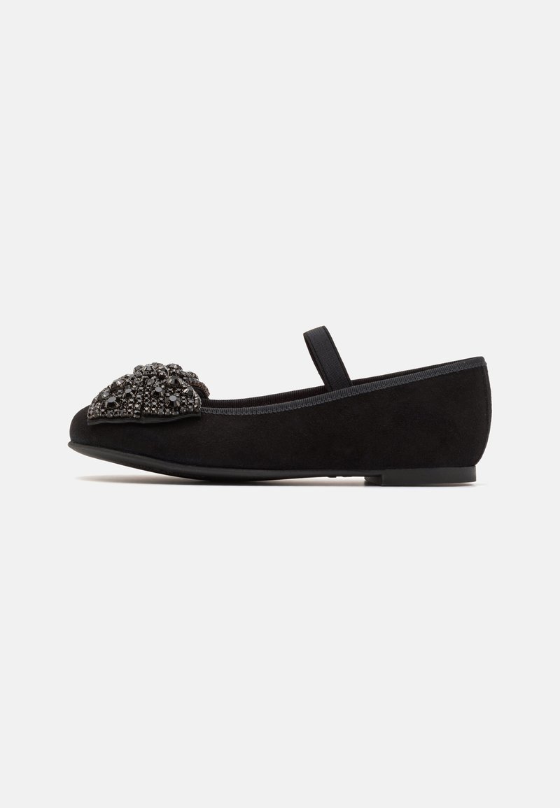 Ballerines en daim noir avec un embellissement en perles sur le bout et une bride élastique pour un maintien sécurisé. Semelle plate, design simple.