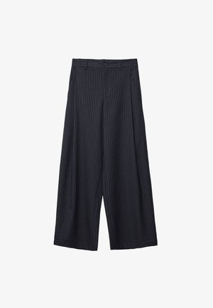 Weite Hosen aus dunkelblauem Stoff mit vertikalen weißen Nadelstreifen, ausgestattet mit einem Knopfverschluss und seitlichen Taschen, glatte Textur, maßgeschneiderte Design.