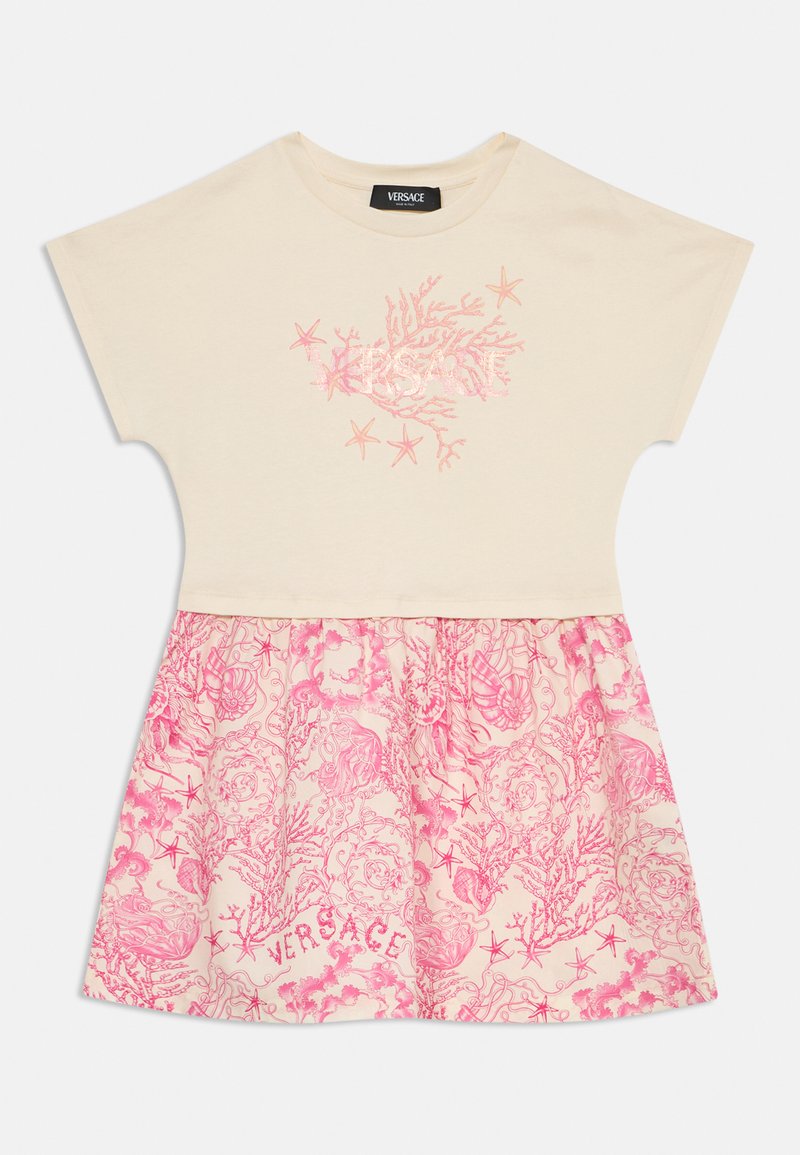 Vestido de algodón beige con manga corta; patrón de coral rosa y conchas en la falda, logo de Versace en el dobladillo, escote redondo, corte holgado.