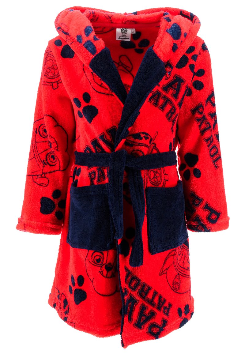 Rode fleec bathrobe met een capuchon, marineblauwe accenten, zakken en een strikceintuur. Versierd met "Paw Patrol"-graphics en pootafdrukken.
