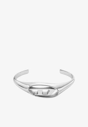 Zilveren armband met een gladde oppervlakte, langwerpige ovale vorm en uitgesneden geometrisch ontwerp met een dubbele driehoekaccent.