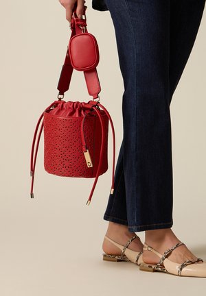 Oltre, BORSA PICCOLA A SECCHIELLO TRAFORATA - Sac bandoulière - rosso