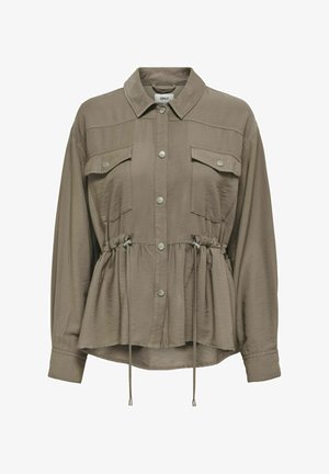 Helles olivengrünes Hemd mit Knopfleiste, zwei Brusttaschen, elastischem Zugband in der Taille und langen Ärmeln. Hergestellt aus einem glatten, leichten Stoff.