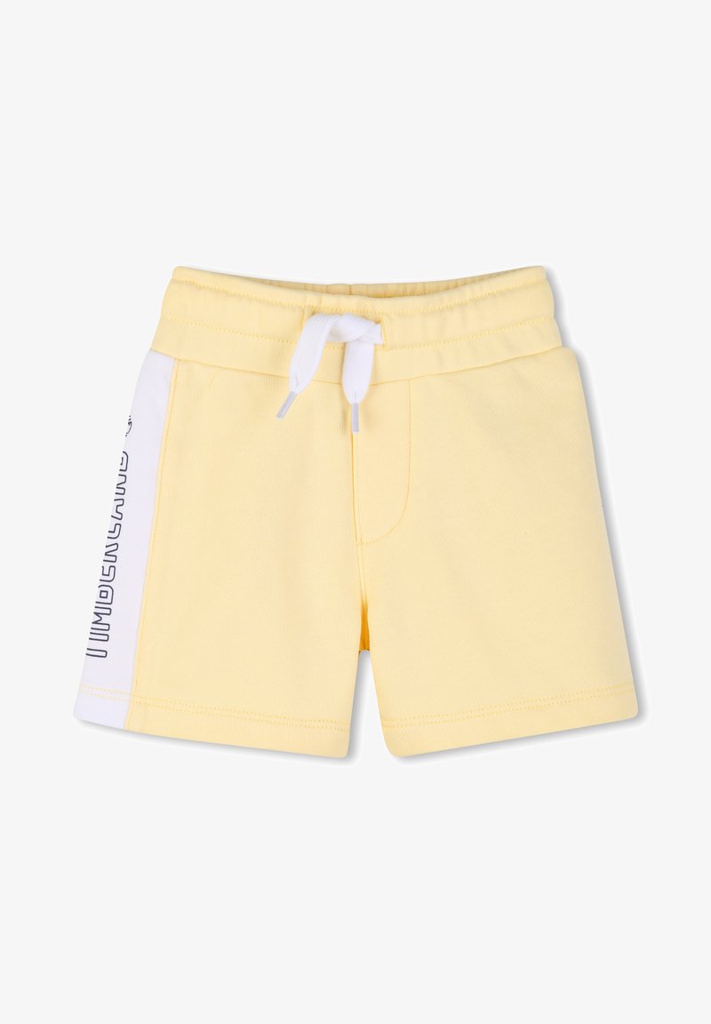 Shorts jaunes pour tout-petit avec panneaux latéraux blancs, taille élastique et cordon blanc, avec texte de marque noir sur le panneau latéral gauche.