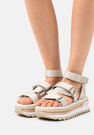 Loafers - triple beige
