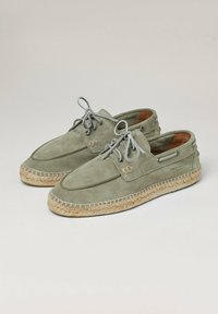 Espadrilles en daim vert avec bout arrondi, design à lacets et semelle en jute tissée. Présentent des accents en cuir et des détails de couture soignés.