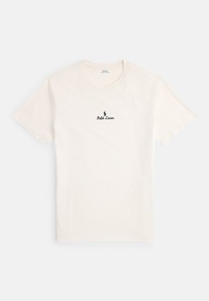 Krém színű pamut póló rövid ujjakkal, kerek nyakkivágással, valamint a mellkason fekete "Ralph Lauren" logóval, amely egy ló emblemáját ábrázolja.