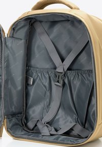 Interior de mochila beige con forro gris, correas ajustables y bolsillo de malla. Material suave con patrón "Wittchen" en toda la superficie.
