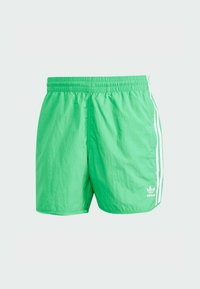 Πράσινα αθλητικά σορτς κατασκευασμένα από ελαφρύ ύφασμα. Διαθέτουν ελαστική μέση, λευκές πλευρικές ρίγες και ανάγλυφο λογότυπο στο κάτω μέρος μπροστά.