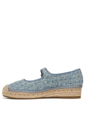 Espadrille en denim bleu avec une tige en tissu texturé, ouverture élastique et une semelle en jute tressé. Design à bout arrondi et finition douce.