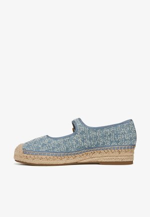 Blauwe denim espadrille met een textuurstof bovenwerk, elastische opening en een met jute gewikkelde wigzool. Rondneus ontwerp en zachte afwerking.