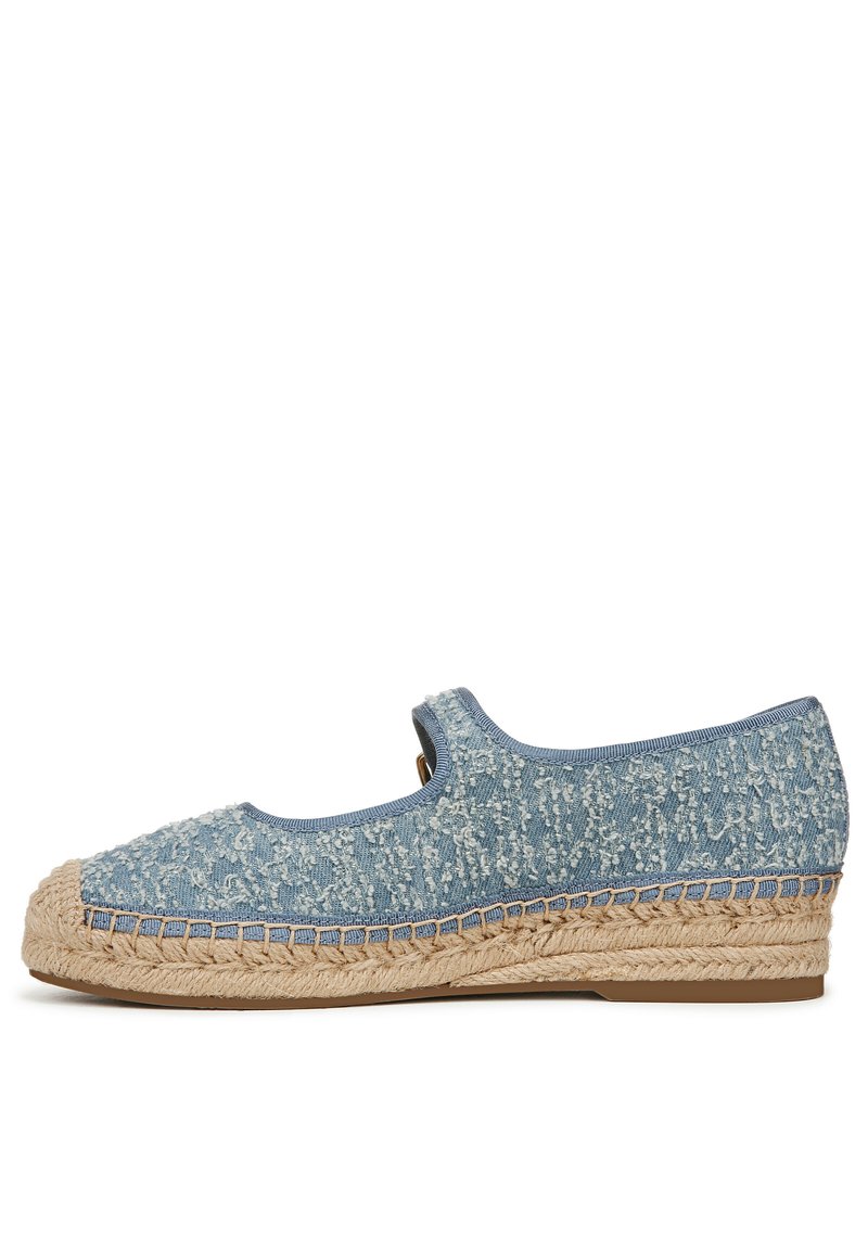Espadrillas in denim blu con una tomaia in tessuto testurizzato, apertura elasticizzata e suola a zeppa avvolta in juta. Design a punta arrotondata e finitura morbida.