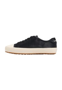 Sneaker in pelle nera con punta in gomma bianca e suola in gomma. Presenta lacci neri e un marchio discreto sul tallone. Design a profilo basso.
