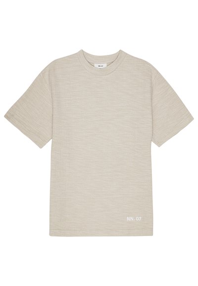 Beige crew-neck t-shirt lavet af struktureret stof med korte ærmer. Har minimal hvid branding nederst til venstre.
